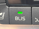 ●BLIS:ドライバーの死角を並走する車両を検出して、事故を未然に防ぐシステムです。レーダーセンサーが後方の並走車を検出すると、該当する側のドアミラー内側LEDが点灯し注意を促します。