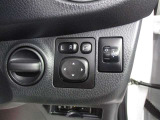 ボタンひとつでドアミラーが格納します、狭い駐車場等に止めた際や洗車機を利用する時に役立ちます。