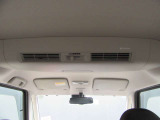 リヤシーリングファン☆ルーフに取り付けたファンで、風を後席にも送風♪空気を効率的に循環させることで、室内空間の温度を均一に保ちます!