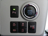 プッシュボタンで楽々エンジンスタートです。  コーナーセンサーあります。ヒヤリの回避をサポートしてくれるので心強い味方です。