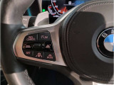 運転中にもオーディオの音量やFMの切り替えなどステアリングでの操作で切り替え可能なため、ステアリングから手を放す必要がない為、運転中でも操作が簡単でございます。