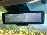 【インテリジェントルームミラー】後席の大きな荷物や同乗者で後方が確認しづらい時でも安心!カメラが撮影した車両後方の映像をルームミラー内に表示。クリアな視界で状況の確認が可能です!