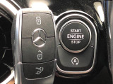 ●キーレスゴー(スマートエントリー機能):キーを使わずに解錠やエンジン始動ができるキーレスゴー。キーを身につけるだけでドアを解錠できる機能。エンジン始動もボタンを押すだけです。