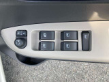 パワーウィンドウの操作ボタンです。運転席から4ヵ所のパワーウィンドウの開閉が可能です!