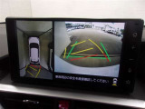 パノラミックビューモニター付きです。車両を上から見たような映像をディスプレイオーディオ画面に表示、運転席からの目線だけでは見にくい、車両周辺の状況をリアルタイムでしっかり確認できます。