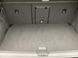 ラゲージルームは十分な広さです。床板の位置も2段階で調整可能で、大きな荷物のときも安心です。