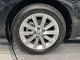 【タイヤ・ホイール】215/55R17の純正アルミタイヤになります。スタッドレスタイヤもこのサイズをお求め下さい。