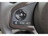 運転中にステアリングから手を離さなくてもオーディオ操作やインフォメーションディスプレイ内の表示切替えが出来るスイッチを装備。ハンズフリー機能は社外品ナビを取付けているため作動しません。ご了承ください。