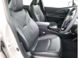運転席シートは電動式のレバーでシートポジションを調整できます