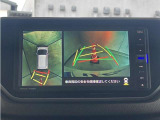 真上から見下ろしたような視点で車とその周囲を確認出来る画面と、車両後方を映し出すバックモニター画面の2つを表示してくれます。