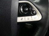 【レーンディパーチャーアラート】道路上の白線(黄線)を単眼カメラで認識し、ドライバーがウインカーを操作をしないで車線を逸脱する可能性がある場合、ブザーとディスプレイ表示による警報でお知らせします。