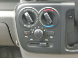 大型スイッチで見やすく、簡単操作のマニュアルエアコンです!ご納車時からより快適にお乗り頂ける、エアコンフィルターの交換や、エアコン内部洗浄も承ります。