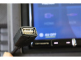 USBソケットが装備されています。iPhoneやスマートフォンを繋いで音楽を再生したり、充電したり。車内にあると便利なアイテムのひとつですね!