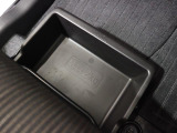 助手席シートアンダーボックスは小物や靴を収納するのに便利です。