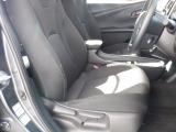 運転席側には、座席の高さ調節が出来るシートリフター付です。