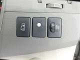 片側電動スライドドアのスイッチ付です。車内からもスイッチひとつで楽にドアの開閉が可能です。電動なので開閉時に力を使う必要がなく、半ドアになることもありません!