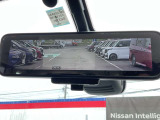 スマートルームミラー:車両後方のカメラ映像をミラーに映し出しので、車内の状況や、天候などに影響されず、いつでもクリアな後方視界が得られます。