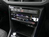 エアコンは2ゾーンフルオートエアコンです。運転席と助手席を別々の温度に設定ができ快適な空間でお過ごしいただけます。