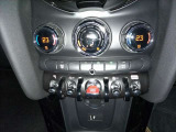 運転席・助手席と温度設定ができる「2ゾーンオートマチック・エアコンディショナー」を装備