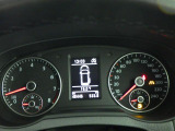 メーター中央のインジゲーターに燃費や残りガソリンでの走行可能距離などの情報が表示させることが出来ます。