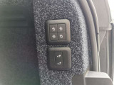 セカンドシートは電動式になっておりますのでボタンで展開・格納が可能となります。
