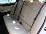 白を基調とした内装のため、車内が広く感じられる空間となっております。