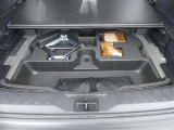 【パンク応急修理キット・工具】タイヤトラブルに備えたパンク応急修理キットは、デッキアンダートレイにあります。