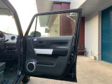 【電動格納ドアミラー&パワーウインドウ】運転席のスイッチで、ドアミラーや各席の窓ガラスの開閉ができます。