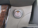 プッシュエンジンスターターのボタンは、エアコンの脇の操作しやすい位置に装備されています。