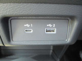 USBソケット 走行中にスマートフォンやタブレット端末を充電することができます。