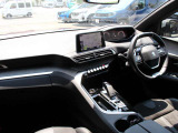快適なドライビングスペース「i-Cocpit」パネルやボタンの操作性が良く、運転に集中るることができます。