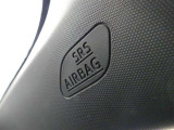 【サイドエアバッグ】・・・車両側方からの衝突によって強い衝撃を受けた場合、サイドエアバッグは乗員の胸部への衝撃、カーテンシールドエアバッグは頭部への衝撃を緩和します。
