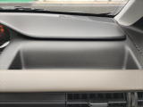 運転席正面のダッシュボード上部に収納ポケットもあります。