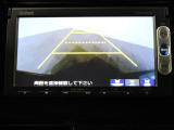 バックカメラと連携してガイドラインをナビ画面に表示し後退駐車・出入庫時のサポートをします。