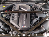 【BMW伝統のシルキー6】滑らかなふけ上がりとパワーが官能的なドライビングの歓びを約束します!シリンダーを一直線に6つ並べ爆発振動を互いに打ち消しあう構造の為不快な振動のない理想のエンジンです。