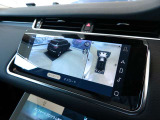 【3Dサラウンドカメラシステム】3Dサラウンドカメラシステム(画像右下段)は、車輌を真上から見下ろすだけではなく、周囲の立体物も含めて視覚的に自車の位置を確認することができます。