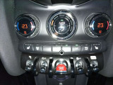 運転席・助手席と温度設定ができる「2ゾーンオートマチック・エアコンディショナー」を装備。更にシートヒーター付き!!