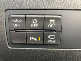 運転席には各種装備を操作するため、クラスタースイッチパネルがあります。