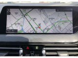 純正HDDナビゲーションは大型ワイド液晶画面を採用。画面の見やすさは勿論、オーナーに代わって消耗部品の管理など、車両のあらゆる情報を表示します。iドライブを中心に操作方法は安全かつ的確に操作可能です。