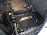 【助手席シートアンダーボックス】座面下にも収納スペースがあります。持ち運び可能で意外と便利な収納スペースです!