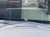 運転席のメーターフードにはヘッはドアップディスプレイが装備されており、速度やナビの案内などの情報が表示されます。その為、真っ直ぐ向いたままで目線の動きを少なくし、必要な情報を受け取る事が出来ます!