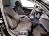 【コックピットシート】BMW車の主役席。車体中央にくる様に配置し車両重心とが一致する事でドライバーと車との一体感あるドライビングを実現。人間工学に基づき形成した形状が長時間のドライブ疲労も軽減します!