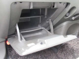 助手席シートアンダーボックスは、車検証も収納できる2段式のボックスです。