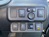 ダッシュボード右下には、エマジェンシーブレーキ、アイドリングストップ・横滑り防止機能・車線逸脱警報等安全装備のキャンセルスイッチと電動格納式ドアミラーのコントロールスイッチが並んでます。