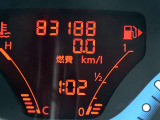 メーター内には走行距離の他、平均燃費、瞬間燃費の表示が出来ますのでエコ運転に役立ちます。