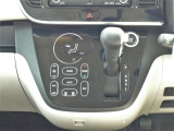 オートエアコン付き!車内温度を設定すると、風量を自動で調節してくれます。