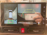 車輌の前後左右に搭載した4つのカメラから取り込んだ画像を合成し、くるまを真上からみているような映像を表示。運転席から確認しにくい車輌周囲の状況を把握できまよ ♪