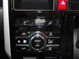 オートエアコンなので好きな温度を設定することで車内をいつでも快適に保てます。
