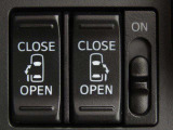 両側電動のスライドドアスイッチです。室内の開閉スイッチでゲストを向かえる際、さりげなくドア開閉スイッチをON。スマートですね!
