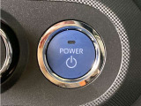 システムスタートボタンです。キーが車内にあれば、エンジンの始動・停止はブレーキを踏んでスイッチを押すだけ!キーを取り出す手間を省き、ワンプッシュでエンジンを操作するので簡単でスムーズです。